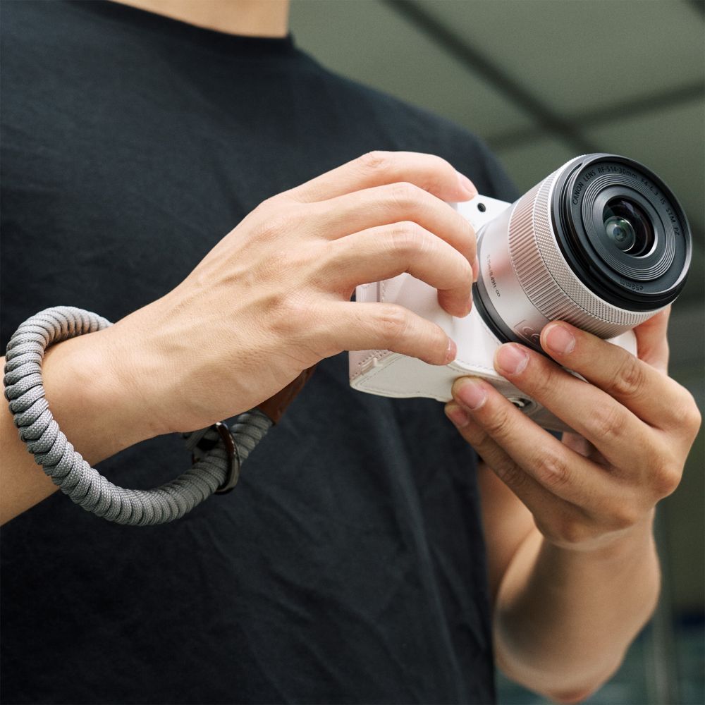 SmallRig 5431 Halb-Ledertasche für Canon EOS R50 V (Weiß)